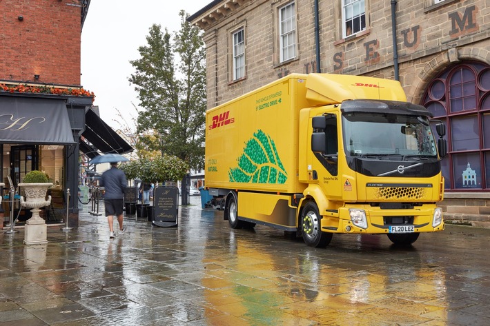 PM: DHL Parcel UK übernimmt sechs Elektro-LKW und bereitet Einführung von 30 LNG-Trucks vor / PR: DHL Parcel UK takes delivery of six fully electric trucks and begins roll-out of 30 LNG tractor units