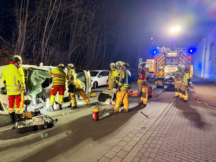 FW Menden: Verkehrsunfall auf der Balver Straße - eine Person verletzt