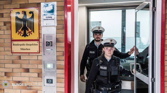 Bundespolizeidirektion München: &quot;Tanzend&quot; in der S-Bahn / Betrunkener entblößt sich im Zug