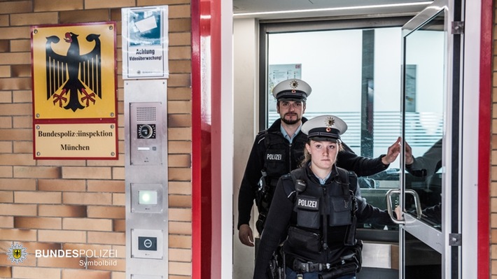 Bundespolizeidirektion München: "Tanzend" in der S-Bahn / Betrunkener entblößt sich im Zug