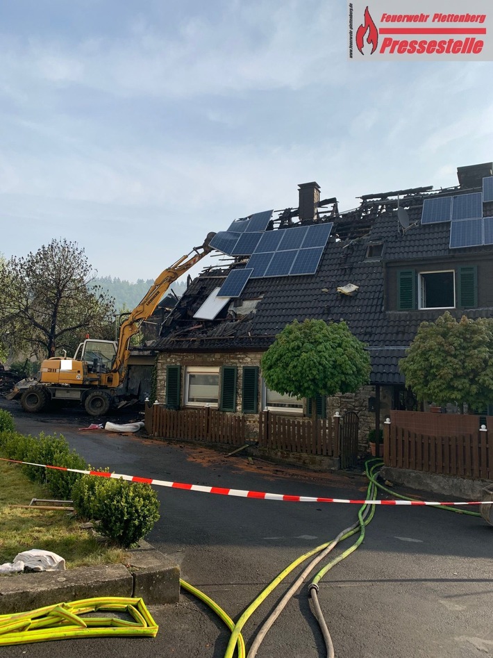 FW-PL: OT-Kückelheim. Brand von mehreren PKW und Carport wird zu Großfeuer.