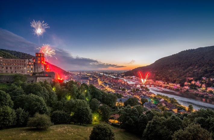 Roter Feuerschein und funkelnder Himmel