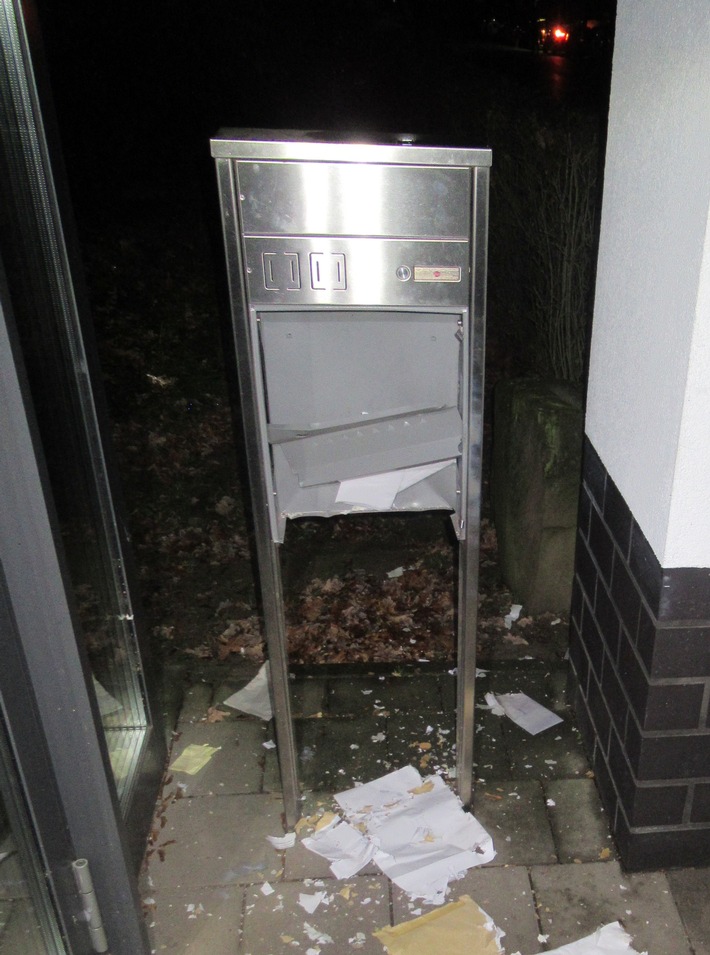 POL-HM: Briefkasten des Jobcenters vermutlich durch Böller zerstört