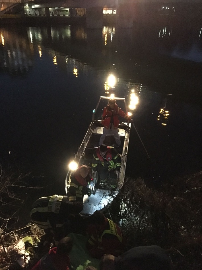 FW-MH: Personenrettung im drei Grad kalten Wasser der Ruhr