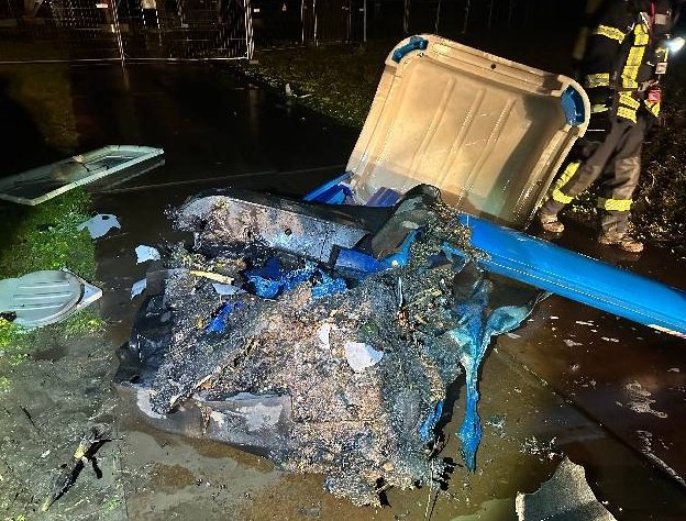 POL-ROW: ++ Mobile Toilettenkabine durch Feuerwerkskörper zerstört ++ Ermittlungen wegen gefährlicher Körperverletzung nach Böllerwurf ++ Zigarette auf Streifenwagen geworfen und Polizeibeamte beleidigt ++