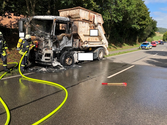 POL-PDTR: Brennender LKW auf B407 bei Trassem. Straße zeitweise voll gesperrt.