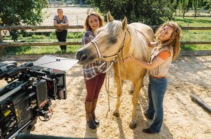 Das Erste / &quot;Endlich Freitag im Ersten&quot;: Dreharbeiten für neue Filme der TV-Reihe &quot;Reiterhof Wildenstein&quot; mit Klara Deutschmann