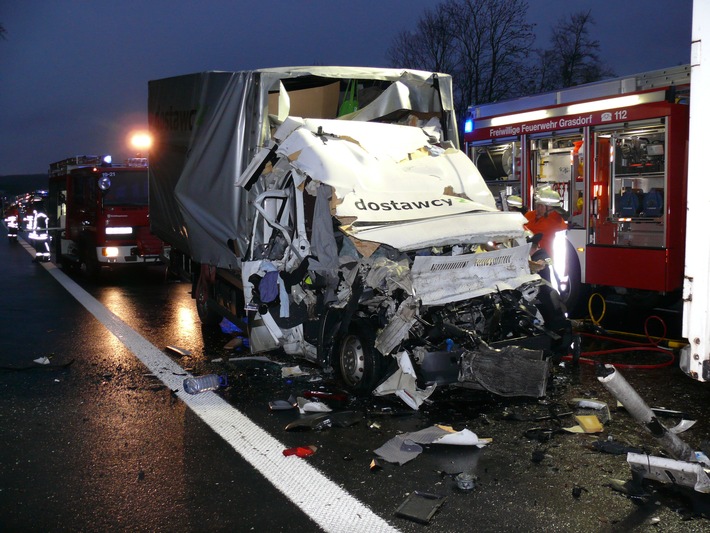 POL-HI: Tödlicher Verkehrsunfall am Stauende
Kleintransporter fährt auf Sattelzug auf