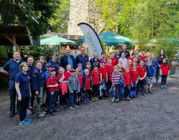 FW-Velbert: Die Kinderfeuerwehr Velbert und Bürgermeister Dirk Lukrafka meistern gemeinsam den Parcours des Waldkletterparks Langenberg