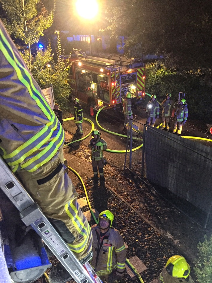 FW Ratingen: Fassadenbrand an Einfamilienhaus - Feuerwehr Ratingen im Einsatz