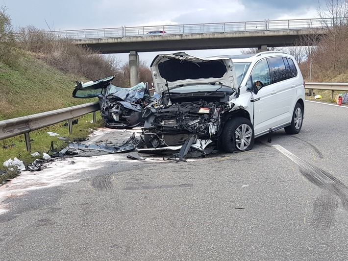 POL-PDNW: Wachenheim an der Weinstraße. Verkehrsunfall mit zwei Schwerverletzen auf der B 271