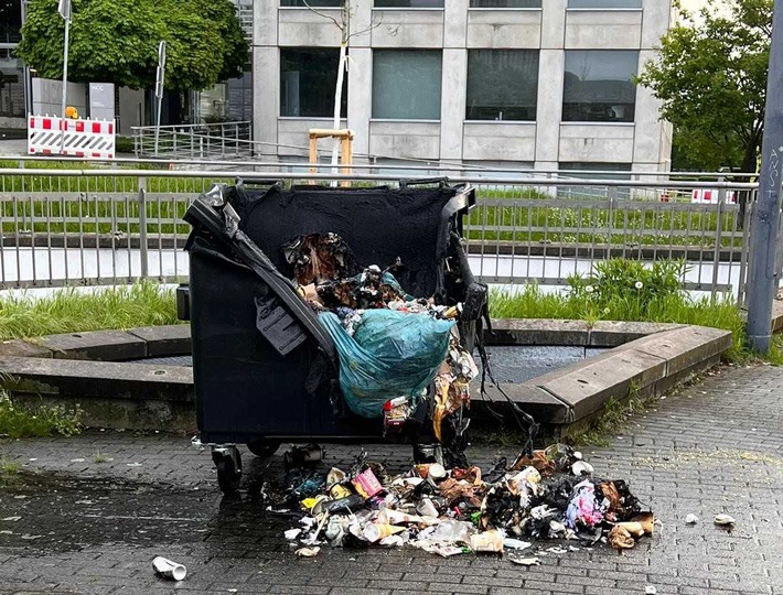 BPOL NRW: Unbekannte setzt Müllcontainer in Brand - Bundespolizei ermittelt