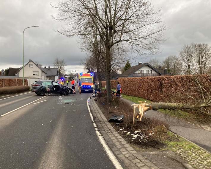 POL-AC: Unfall in der Eifel - Wagen stößt gegen Baum