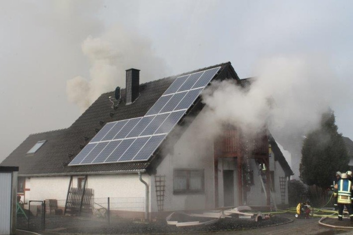 POL-PDKO: PI Simmern - Zwei Wohnhausbrände am 02.04.2016
Mehrere Personen wurden leicht verletzt, der Sachschaden beläuft sich auf 230.000 Euro.