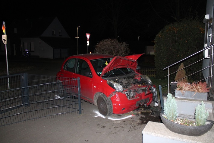 POL-HAM: Fahrt unter Alkoholeinfluss endet im Vorgarten - Zwei Verletzte bei Verkehrsunfall