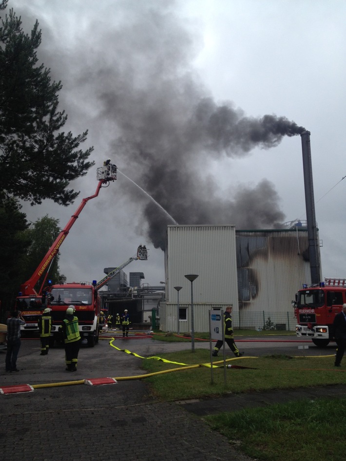 FW Lage: TLF 4000 zur Unterstützung beim Großbrand in Augustdorf