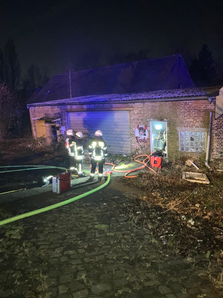 FW-MH: Brand in leerstehender Lagerhalle