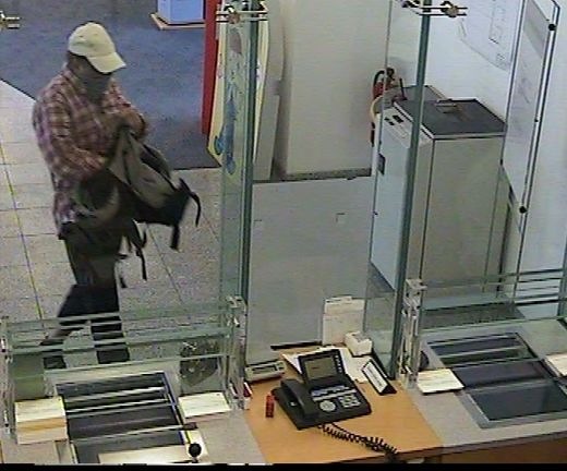 POL-MFR: (971) Bewaffneter Überfall auf Sparkasse - Bildveröffentlichung und Belohnung ausgesetzt