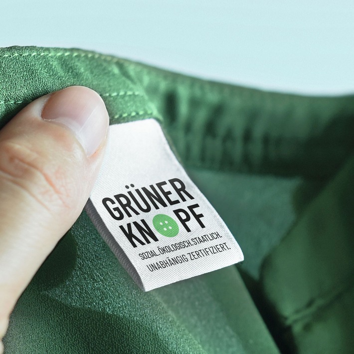 Grüner Knopf: Das staatliche Textilsiegel feiert dreijähriges Bestehen und stellt neue Standardversion vor