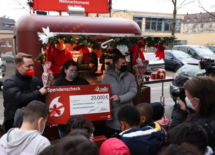 Vodafone und Mario Götze spenden 60.000 Euro an bedürftige Kinder und Jugendliche