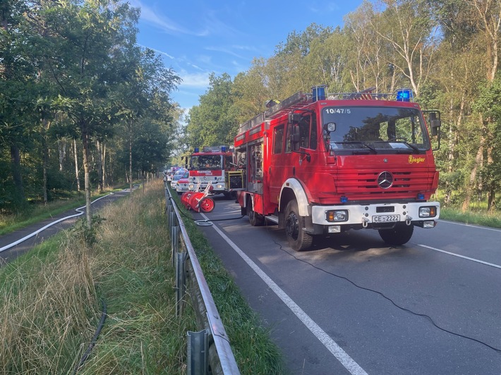 FW Celle: Schwerer Verkehrsunfall auf der B 191 - Kleintransporter kollidiert mit LKW