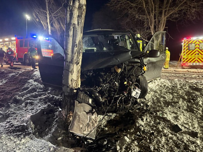 POL-STD: Autofahrer beschädigt beim Einparken im Stader Parkhaus anderen PKW und flüchtet - Polizei sucht wichtige Zeugin, Sechs Verletzte bei Unfall in der Gemarkung Stade