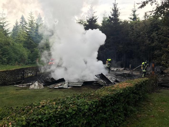 FW-OE: Waldhütte komplett niedergebrannt