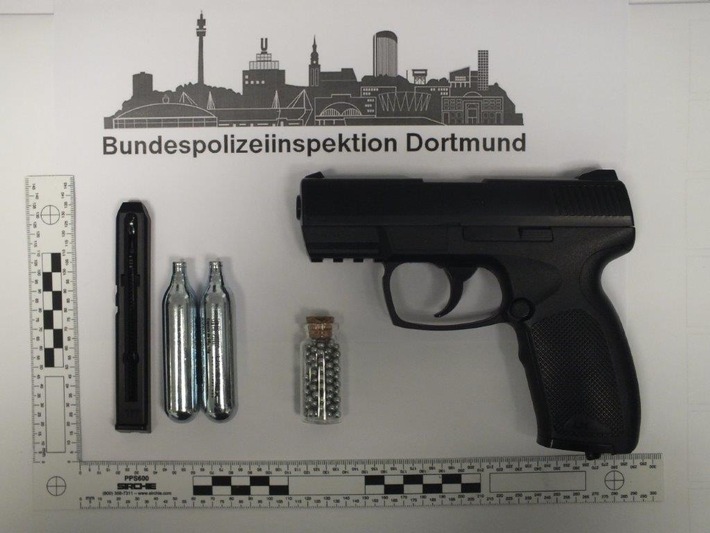 BPOL NRW: 19-Jähriger mit Schusswaffe - Bundespolizei stellt zudem Drogen und Einhandmesser sicher