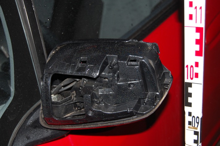 POL-PDKL: Außenspiegel lag auf Motorhaube, Verursacher flüchtig