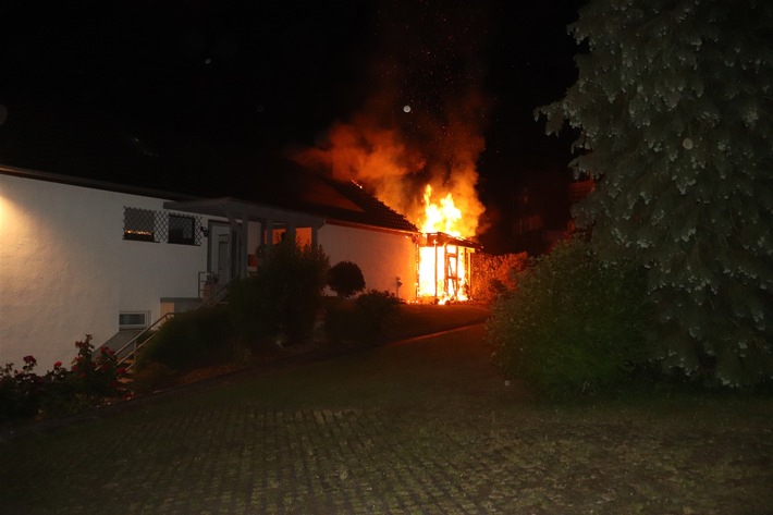 POL-HX: Wohnhausbrand in Höxter - Dachstuhl steht in Flammen