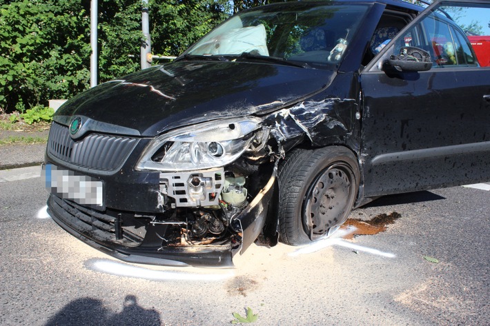 POL-ME: Velberterin bei Verkehrsunfall schwer verletzt - Hoher Sachschaden - Mettmann - 1906072