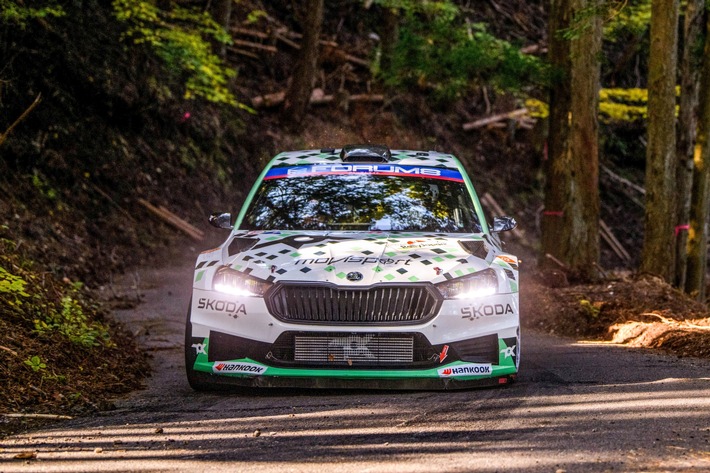 Rallye Japan: Škoda Fabia RS Rally2-Fahrer Nikolay Gryazin übernimmt WRC2 Challenger-Führung