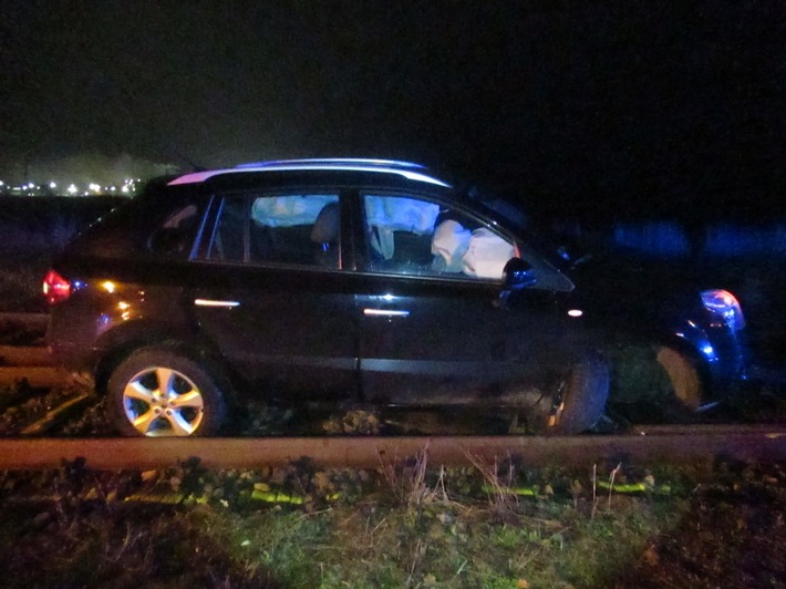 POL-NI: Hoya - Pkw fährt auf Bahngleise auf, Fahrer unter Schock