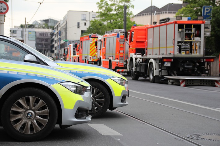 FW-BN: Zusammenstoß zwischen Bahn und PKW endet glimpflich