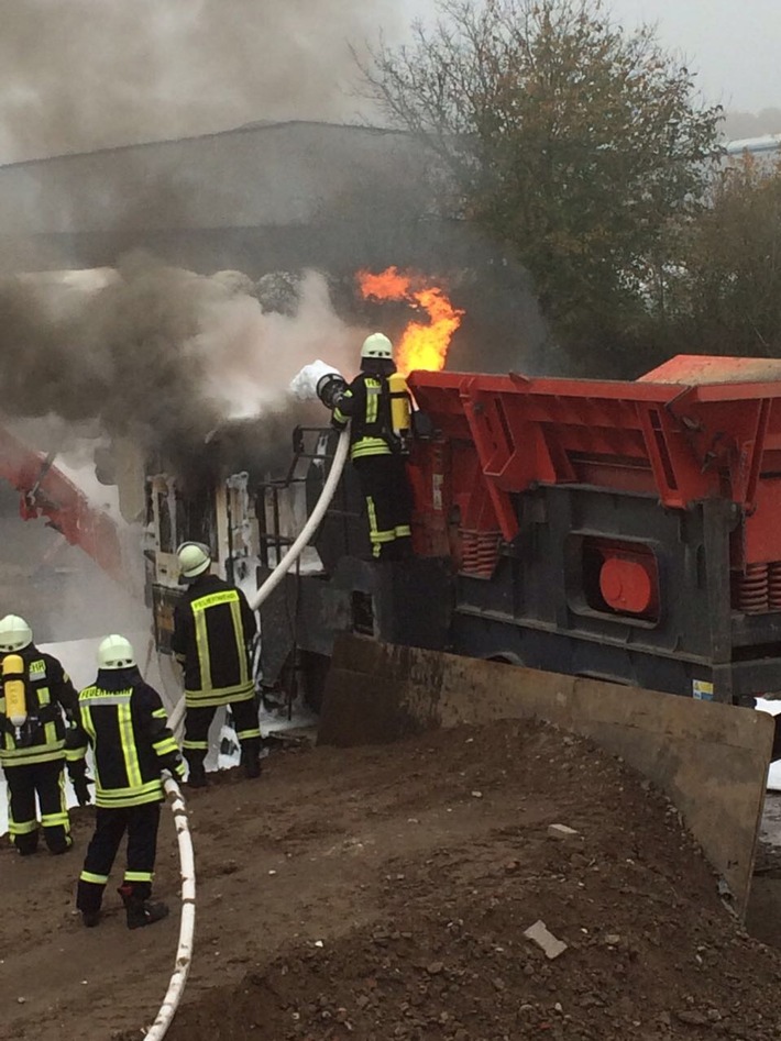 Feuerwehr Kalkar: Brand einer Steinbrechermaschine