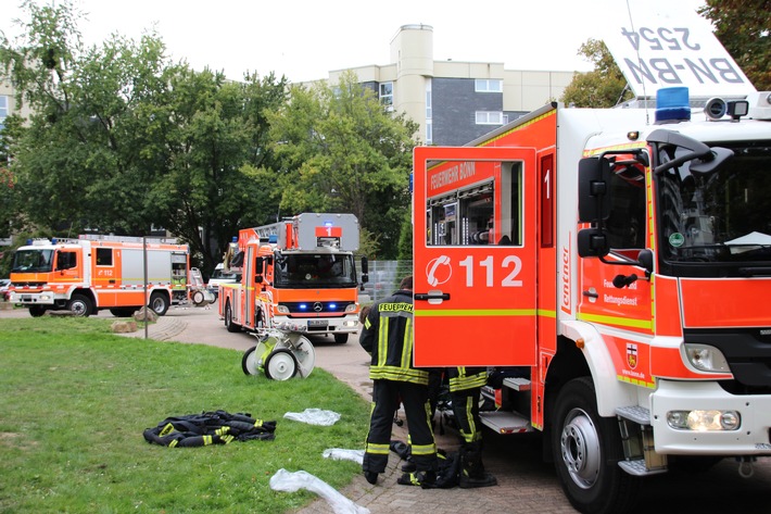 FW-BN: Feuer auf einer Terrasse greift auf Wohnung über