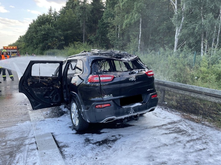 POL-OH: Wohnwagengespann geriet auf der Autobahn A 7 in Brand - Schnelles Handeln des Fahrers verhindert Schlimmeres.