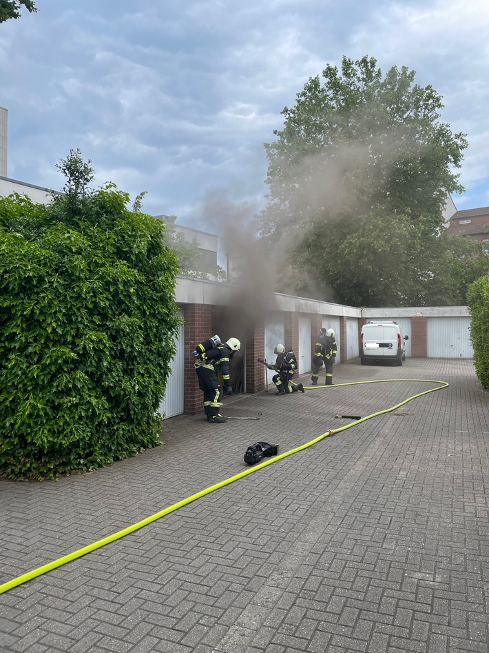 FW Dinslaken: Feuer in einer Garagenanlage