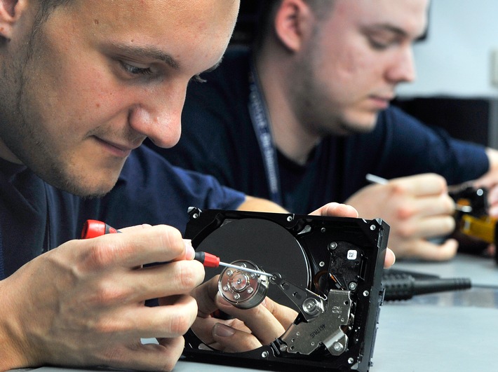 Hartlauer - Österreichischer Filialist für Foto-, Optik-, Hörgeräte- und Handy-Produkte erweitert Portfolio um Datenrettungsangebot von Convar (mit Bild)