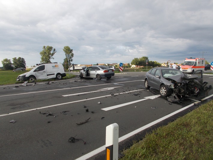 POL-PDNW: Verkehrsunfall mit vier leicht Verletzten und drei beteiligten Fahrzeugen auf der B39 Neustadt-Geinsheim