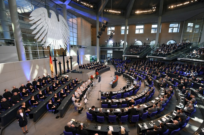 Gedenken hat viele Gesichter / Vielfältige Veranstaltungen zum Volkstrauertag in Berlin