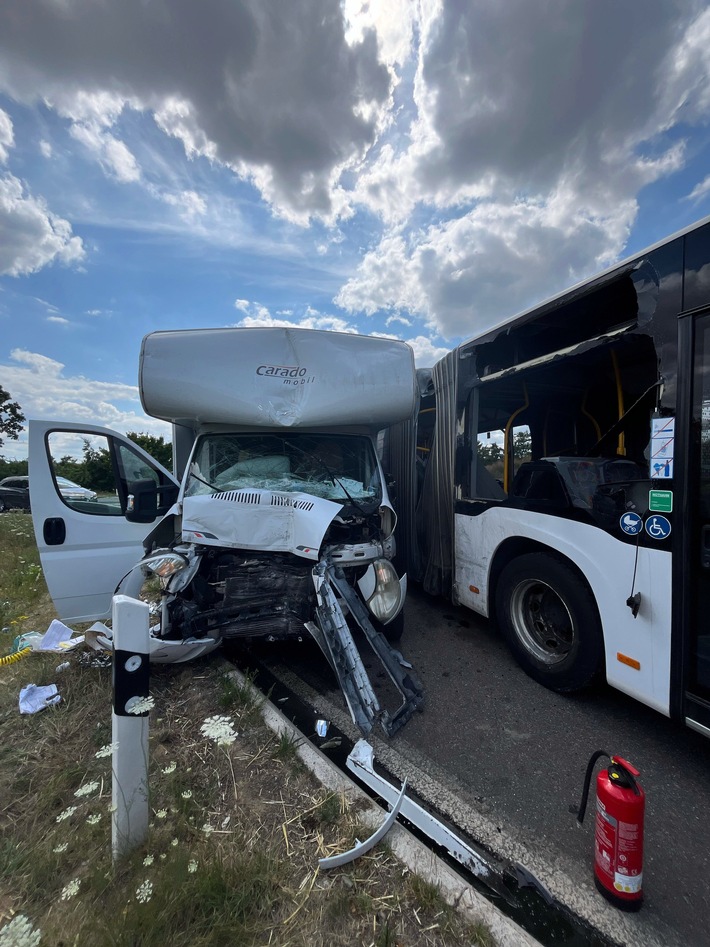POL-DN: Kollision zwischen Wohnmobil und Schulbus