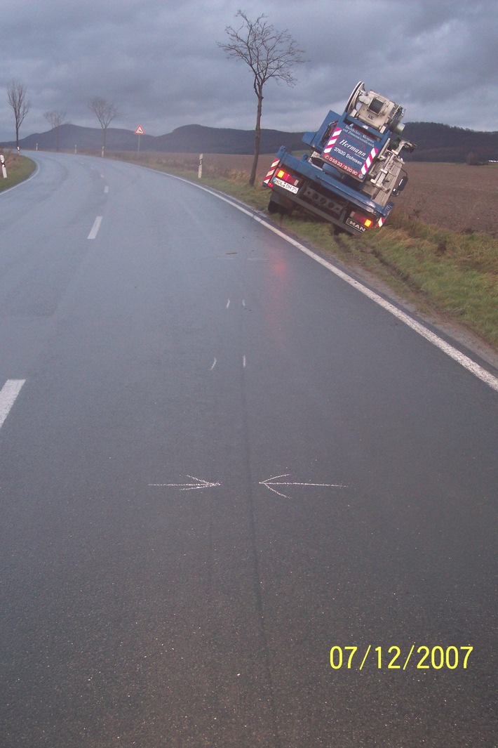 POL-HOL: Landesstraße 588 Halle - Bremke: Vogel vor Windschutzscheibe verursacht Kettenreaktion - Kranwagen im Graben gelandet / Hoher Sachschaden -