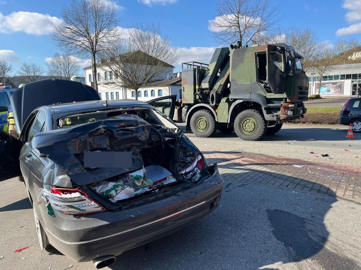 POL-HX: Lkw übersieht Pkw - Frau schwer verletzt