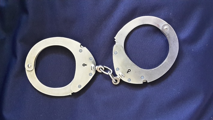 POL-NE: Polizei nimmt Verdächtigen mit Haftbefehl fest