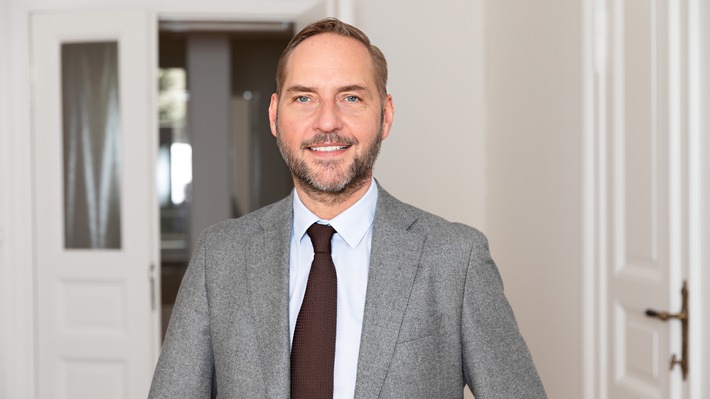 Implantologie erfolgreich in der eigenen Praxis etablieren: Wie Lars Oberlein und die Cezanne Dental GmbH Zahnärzte ganzheitlich zum Erfolg führen