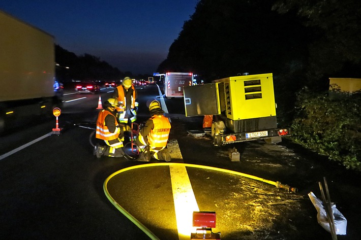 FW-E: Brennt Reifen eines einachsigen, fahrbaren Notstromgenerators, Diesel läuft aus