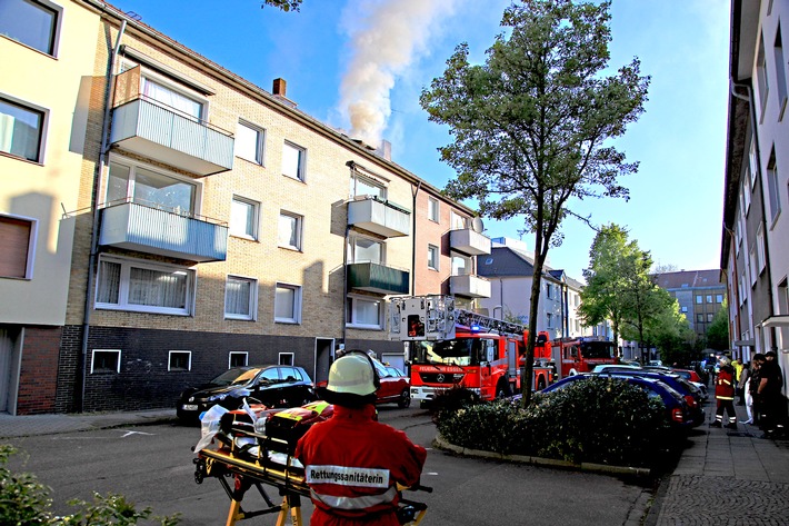 FW-E: Feuer in Dachgeschosswohnung eines dreieinhalbgeschossigen Mehrfamilienhauses