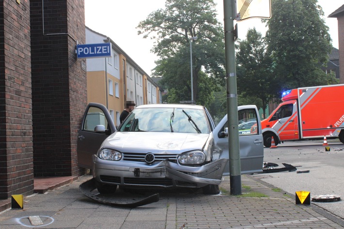 POL-DU: Obermarxloh: STOP-Schild ignoriert - Golf schleudert vor Polizeiwache