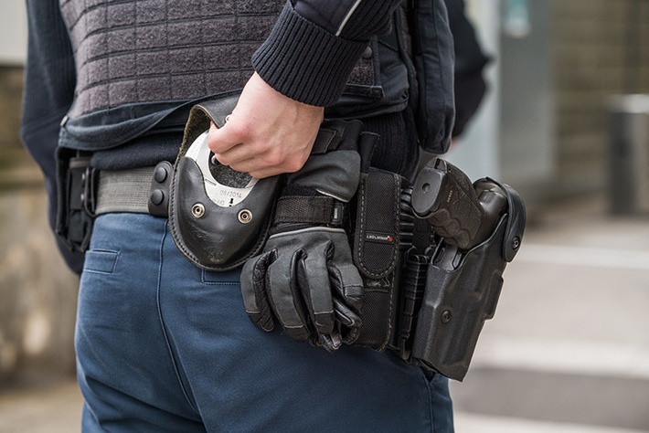 BPOL NRW: Neue "Masche" mit Blumenstrauß? - Bundespolizei nimmt Parfümdieb fest
